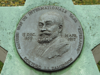 905483 Afbeelding van de plaquette met het portret van de auteur van de internationale taal Esperanto, dr. L.L. ...